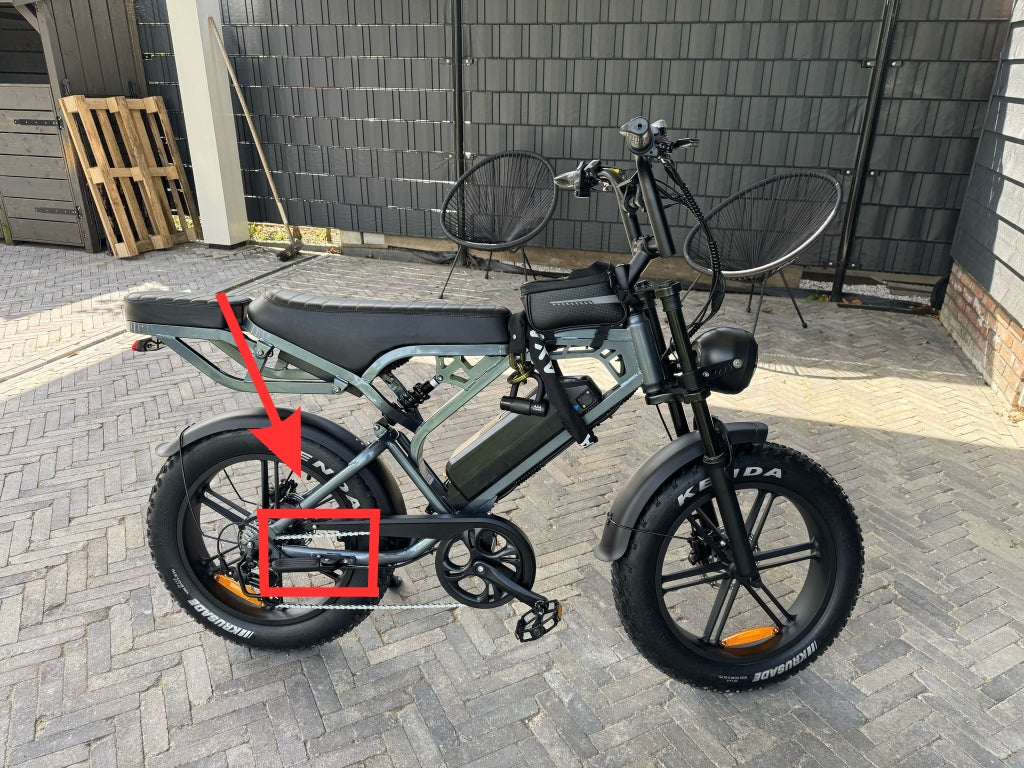 Zoek de motorkabeldraad onder het framegedeelte