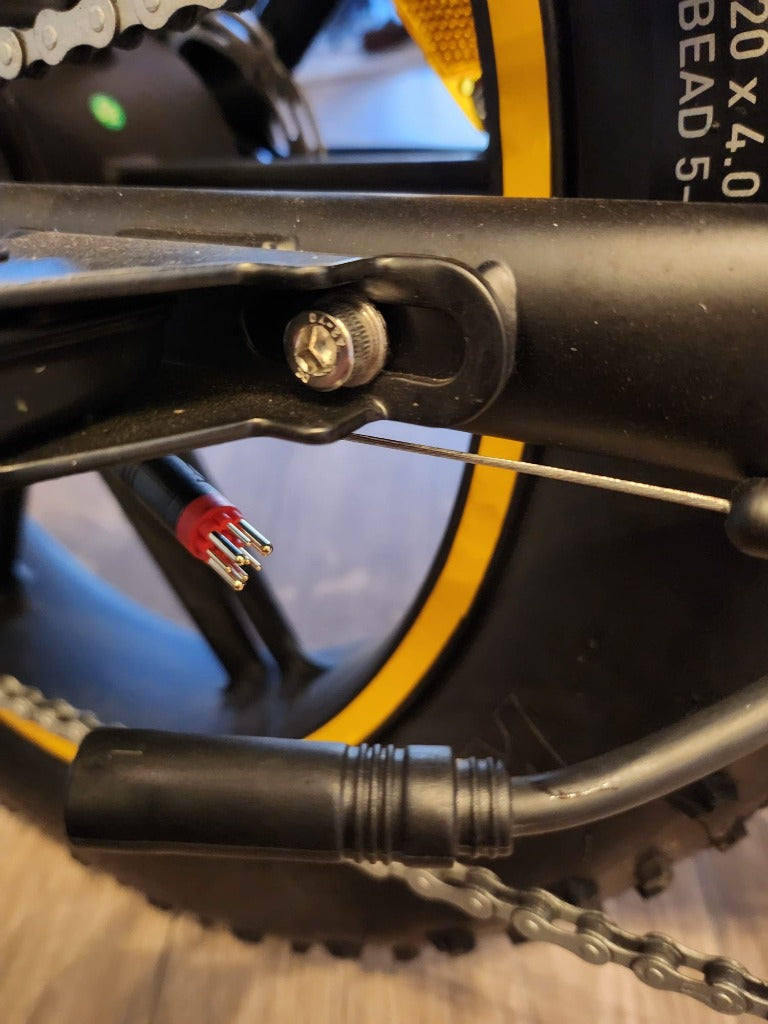 Trek de kabel los en constateer de kleur